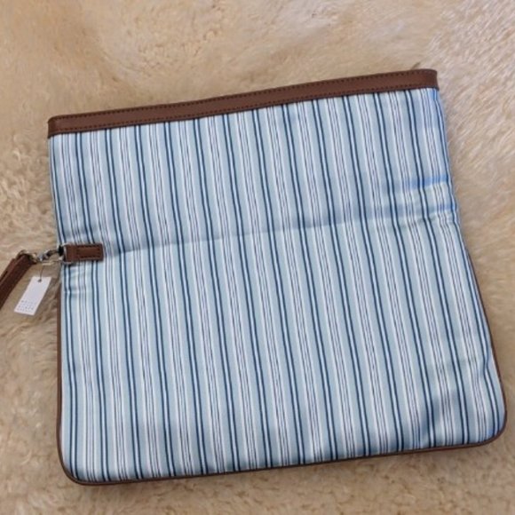 White House Black Market Matching Heels & Clutch - Picture 4 of 10